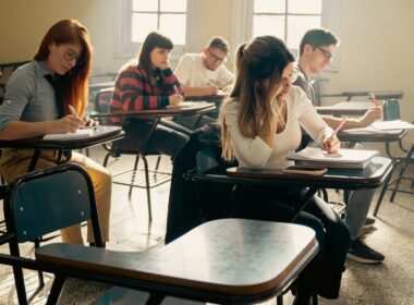 Student pracujący nad laptopem nad magisterską pracą z zarządzania