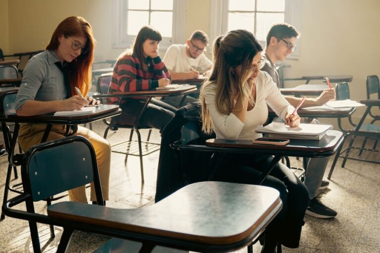 Student pracujący nad laptopem nad magisterską pracą z zarządzania